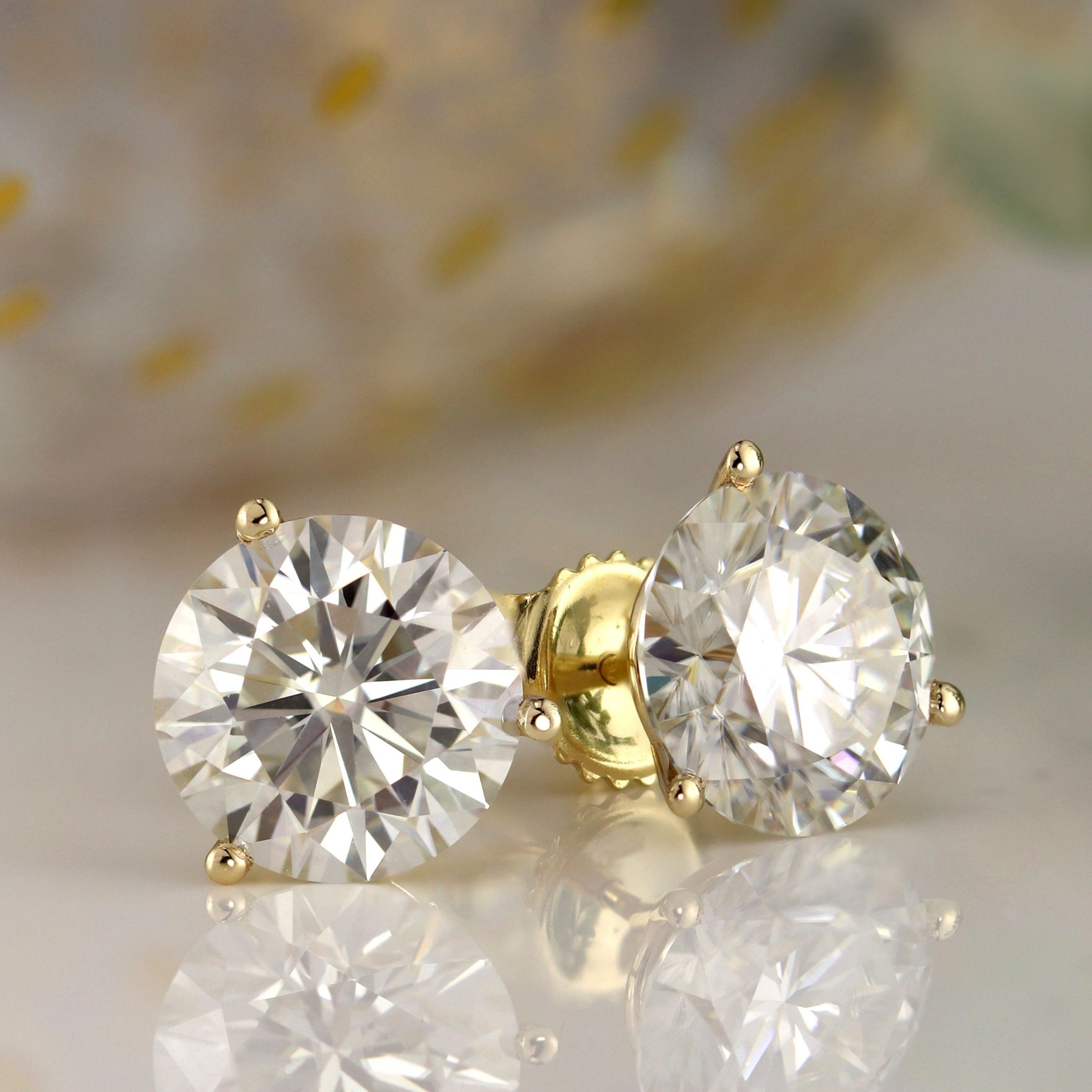 Diamond Stud vs. Moissanite Stud Earrings: Why Each Sparkle Differently